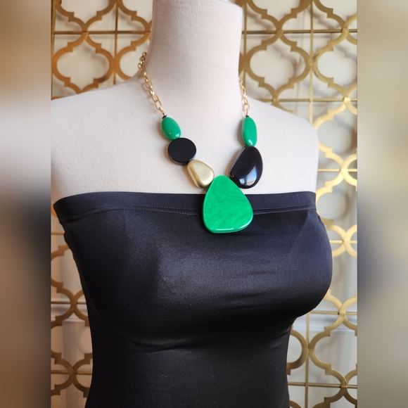 Reversible Green, Gold and Black Acrylic Necklace and Earrings Set - Apprx 13" - Picture 6 of 16